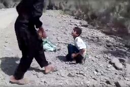فیلم شکنجه 2 پسر بچه ایرانی توسط جوان بی‌وجدان