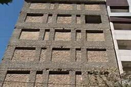 آجرچینی پنجره‌های یک خانه نیمه کاره برای احتکار کالا در مشهد