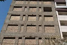 آجرچینی پنجره‌های یک خانه نیمه کاره برای احتکار کالا در مشهد