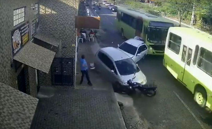 برخورد وحشتناک اتوبوس با خودرو‌های پارک شده