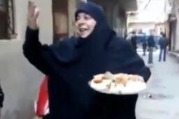  مادر شهیدی که برای شهادت فرزندش شیرینی پخش کرد