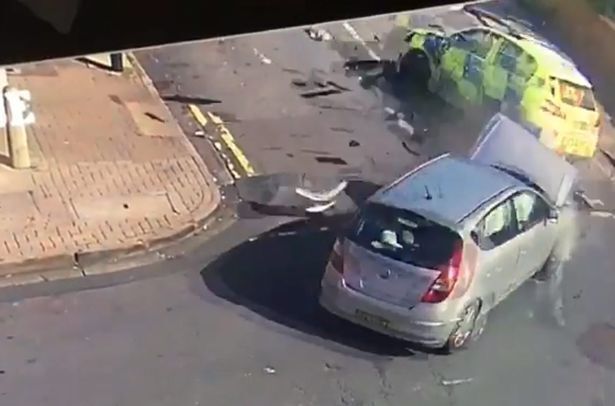 لحظه تصادف شدید خودروی پلیس با چند خودرو!