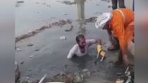 فداکاری کارگر وظیفه‌شناس خوزستانی برای باز کردن فاضلاب