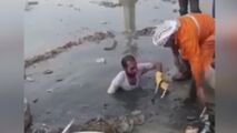 فداکاری کارگر وظیفه‌شناس خوزستانی برای باز کردن فاضلاب
