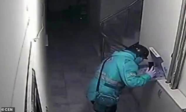 اقدام غیراخلاقی راننده پیک در درب خانه مشتری!