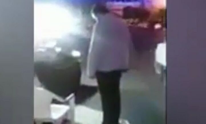 نماز خواندن دستفروش کنار بساطش
