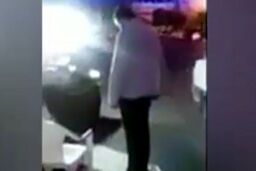 نماز خواندن دستفروش کنار بساطش