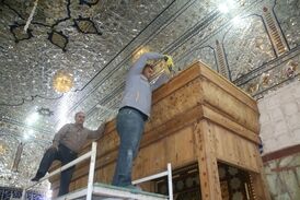 مراحل دیدنی از نصب نیم‌ضریح‌های خیمه‌گاه حسینی(ع) در کربلا