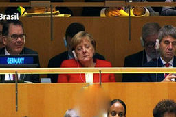 چرت زدن آنگلا مرکل هنگام سخنرانی رهبران جهان در سازمان ملل