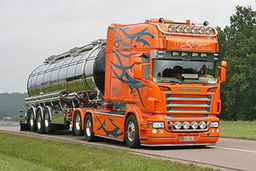 حادثه ای وحشتناک که با محکم نکردن بار روی هجده چرخ رخ داد + فیلم 