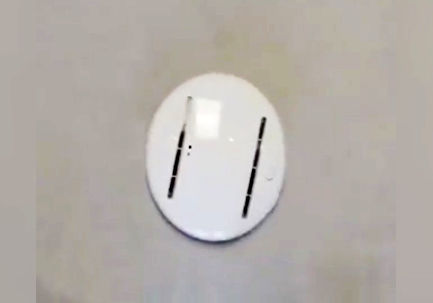 پاکسازی دقیق تخت خواب به کمک رباتی زیبا و هوشمند