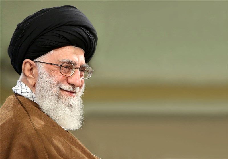 واکنش رهبر انقلاب وقتی که مجری مراسم به مداح اردبیلی اجازه ادامه مداحی نمی‌دهد