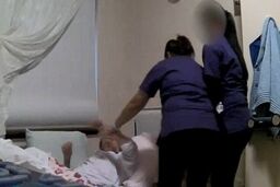 رفتار بی‌شرمانه پرستاران با بیمار سالخورده!