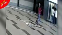 لحظه سقوط مرد جوان مقابل آسانسور فروشگاه!