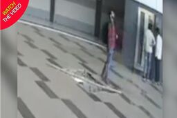 لحظه سقوط مرد جوان مقابل آسانسور فروشگاه!