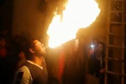 آتش گرفتن وحشتناک یک مرد حین اجرای نمایش در مراسم عروسی