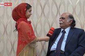 ذوق زدگی پرفسور کزازی از شیرین زبانی دختر خردسال گزارشگر