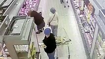 لحظه دستبرد به کیف زن سالخورده در فروشگاه