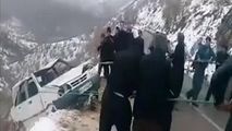 کمک مردم پاوه برای بالا کشیدن خودرو سقوط کرده به دره