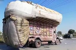 شیوه عجیب جابه‌جایی بار با کامیون حادثه ساز شد