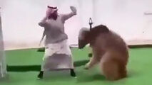 بازی کردن مرد اماراتی با خرس خود در خانه