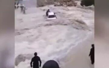 لحظه نجات سرنشین پرایدی که در سیلاب غرق شده بود