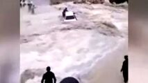 لحظه نجات سرنشین پرایدی که در سیلاب غرق شده بود