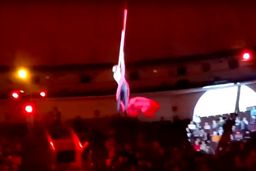 لحظه وحشتناک سقوط ناگهانی آکروبات باز زن حین اجرای برنامه سیرک