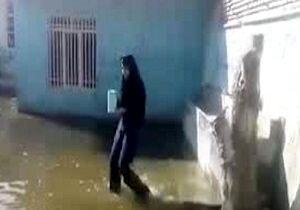 اوضاع عجیب دانش‌آموزان یک مدرسه پس از بارندگی!