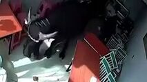 حمله وحشتناک گاو خشمگین به زن قرمزپوش+فیلم