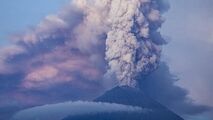 لحظه رعب آور فوران کوه آتشفشان در اندونزی