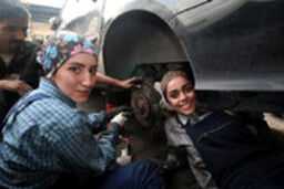 دختران مکانیک در گاراژی در تهران