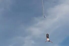 لحظه وحشتناک سقوط مرد پرنده از ارتفاع زیاد!