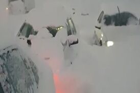 
مدفون شدن خودروها در برف در جاده سراوان به فومن + فیلم