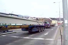 اقدام خطرناک راکب موتور در مواجهه با تریلی