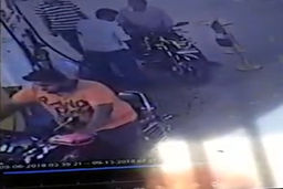 آتش گرفتن عجیب موتورسیکلت در پمپ بنزین!