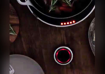 گرم نگه داشتن غذا روی میز، به کمک وسیله‌ای زیبا و کم حجم 