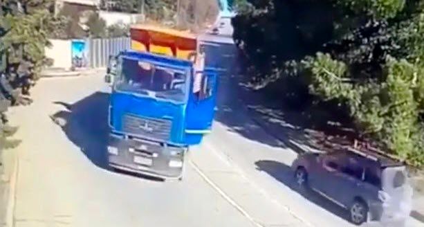 لحظه وحشتناک سقوط کامیون به داخل پارک آبی!