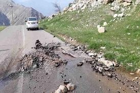 جوشش چشمه از دل آسفالت در جاده قدیم اندیکا - شهرکرد