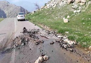 جوشش چشمه از دل آسفالت در جاده قدیم اندیکا - شهرکرد