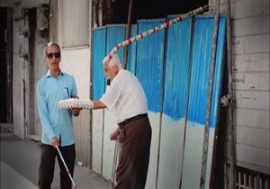 دوربین مخفی جالب از کمک شهروندان به یک فرد نابینا