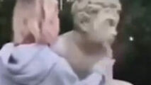 تخریب مجسمه ۲۰۰ ساله برای جمع کردن لایک در اینستاگرام!
