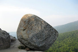 سقوط وحشتناک سنگ بزرگ از کوه و نجات معجزه‌آسای راننده خودرو 