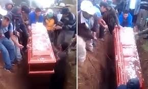 بیرون افتادن جنازه حین یک مراسم خاکسپاری!