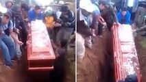 بیرون افتادن جنازه حین یک مراسم خاکسپاری!