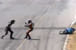 درگیری عجیب دو موتورسوار در پیست مسابقه