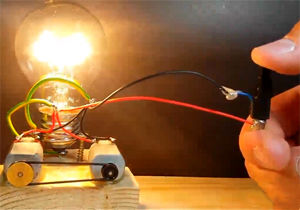 بدون استفاده از برق، یک لامپ را برای همیشه روشن نگه دارید!