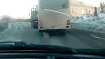 ابتکار راننده مینی بوس در جایگزینی تنه درخت به جای لاستیک