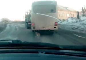 ابتکار راننده مینی بوس در جایگزینی تنه درخت به جای لاستیک