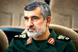 دیدار سردار حاجی‌زاده با خانواده یکی از جانباختگان حادثه سقوط هواپیما